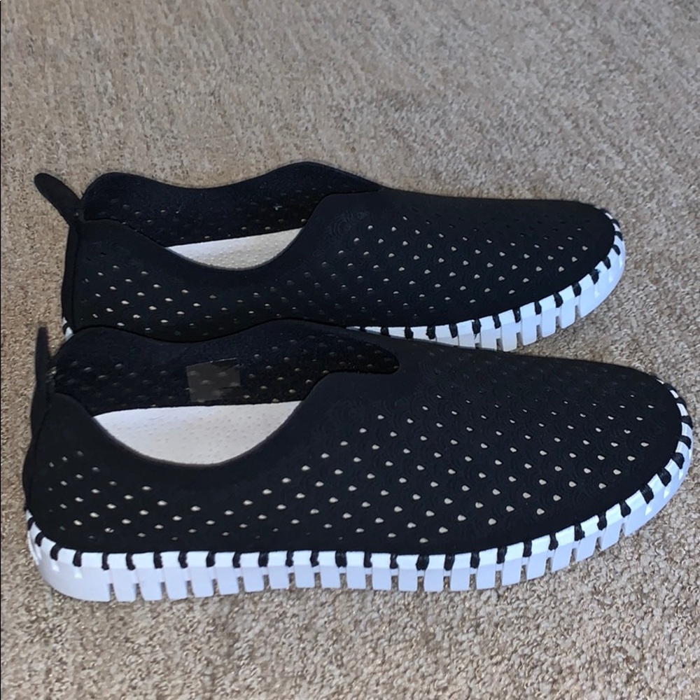 Tulip 139 perforated slip-on sneaker